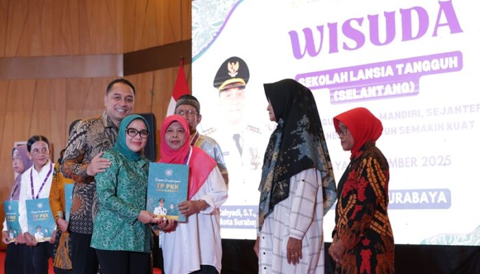 Wisuda Akbar Selantang 2025, Pemkot Surabaya dan PKK Cetak Ribuan Lansia Mandiri dan Tangguh