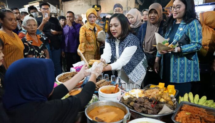 Mbak Wawalikota Kediri Ajak Warga Mecel Bareng, UMKM Pecel Tumpang Terdongkrak