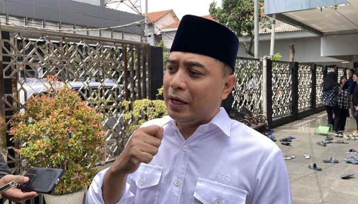 Wali Kota Eri Cahyadi Alihkan Bansos untuk Siswa SMA Swasta Sederajat di Surabaya