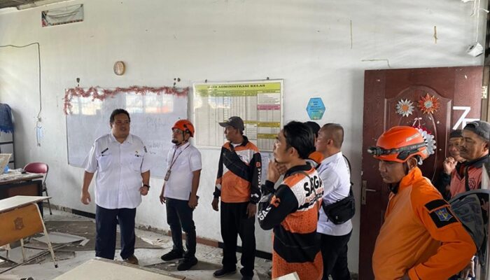 Plafon Kelas SMPN 60 Surabaya Runtuh, Wali Kota Eri Perintahkan Evaluasi Sarpras Sekolah