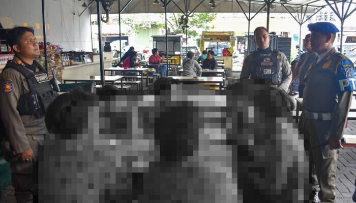 Satpol PP Surabaya Jaring Pelajar Bolos Sekolah di Warung Kopi