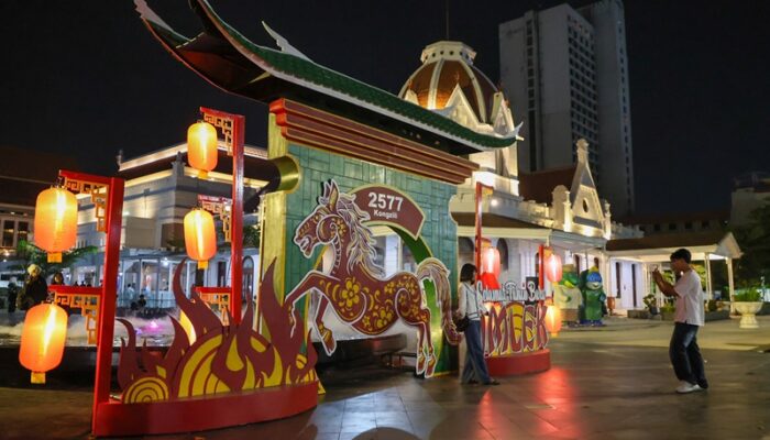 Sambut Imlek 2577, DLH Surabaya Pasang Dekorasi Kuda Api di Balai Kota dan Alun-Alun