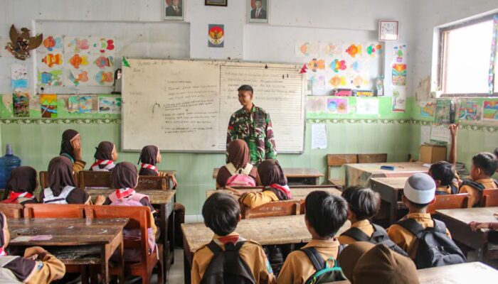 Satgas TMMD 127 Beri Materi Wawasan Kebangsaan ke Siswa MI Al-Munir