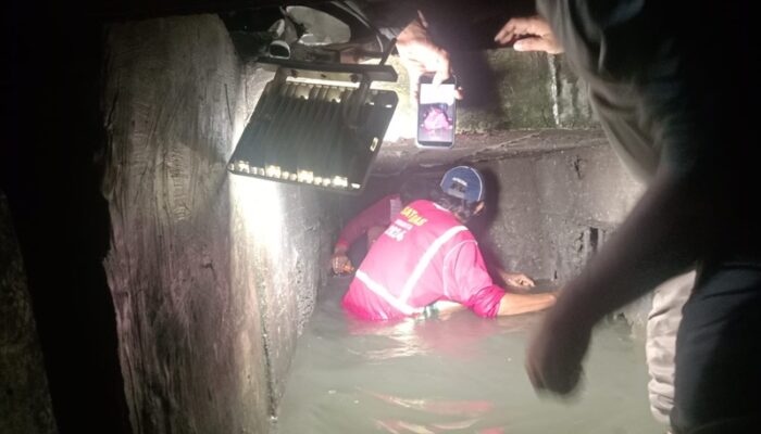 Pemkot Surabaya Lanjutkan Normalisasi Saluran di Crossing Jalan Kalianak