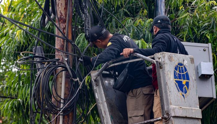 Pemkot Surabaya Tertibkan Utilitas Kabel FO dan Tiang Provider di Kawasan Jalan  Adityawarman