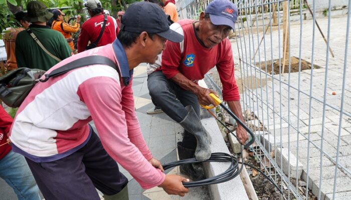 Puluhan Personel Pemkot Surabaya Turun ke Jalan, Tertibkan Kabel FO Tak Berizin
