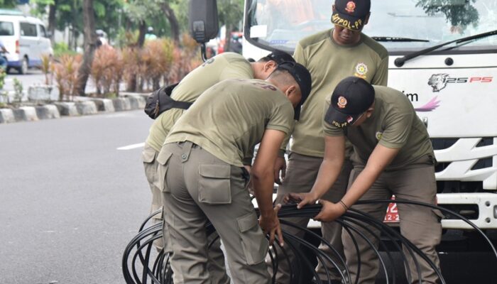 Satpol PP Surabaya Tertibkan 18 Tiang Kabel Fiber Optik Tak Berizin di Jalan Panjang Jiwo