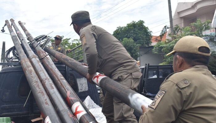 Sasar Tiga Ruas Jalan, Satpol PP Surabaya Tertibkan 45 Tiang Fiber Optik Tak Berizin
