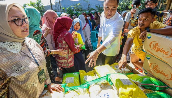 Pastikan Program Berjalan, Wali Kota Eri Cahyadi Sidak Pasar Murah