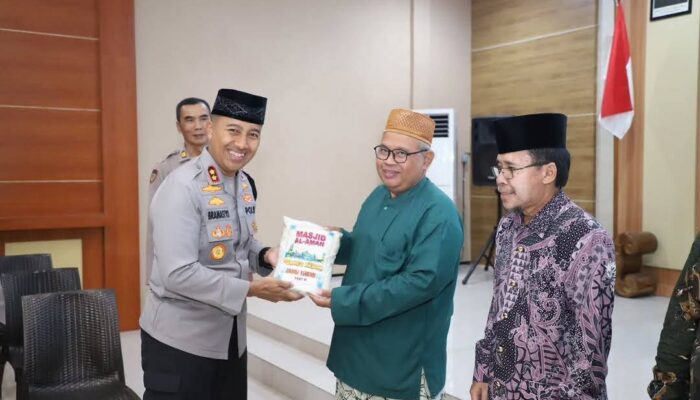 Polres Kediri Salurkan 1.000 Zakat Fitrah ke Ponpes hingga Komunitas Difabel