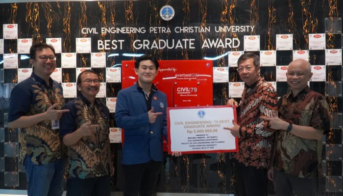 Alumni Teknik Sipil ‘79 UK Petra Beri Penghargaan untuk Wisudawan Terbaik