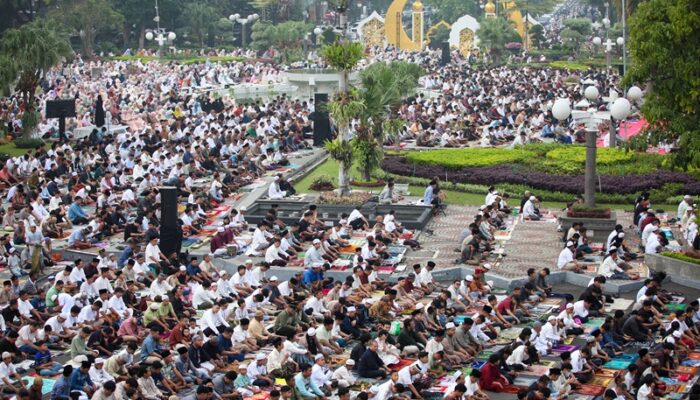 Ribuan Jemaah Padati Balai Kota Surabaya, Serukan Persatuan dan Kesatuan
