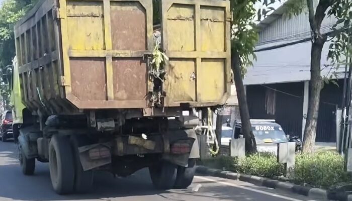 Viral Truk Bawa Sampah Berserakan, DLH Surabaya: Armada Pengangkut Wajib Tertutup dan Laik Jalan