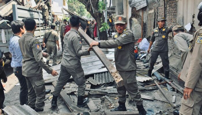 Picu Kemacetan, Pasar Tumpah di Simo Katrungan Surabaya Ditertibkan Satpol PP