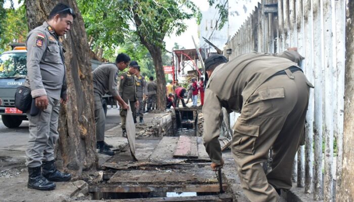 Kembalikan Fungsi Drainase, Lapak dan Kanopi di Manukan Ditertibkan