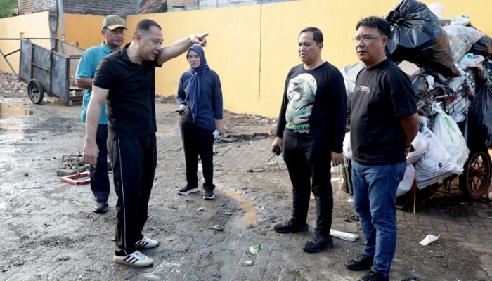 Sidak TPS soal Tata Kelola Sampah Surabaya, Wali Kota Eri Cahyadi ‘Warning’ Pejabat Terkait