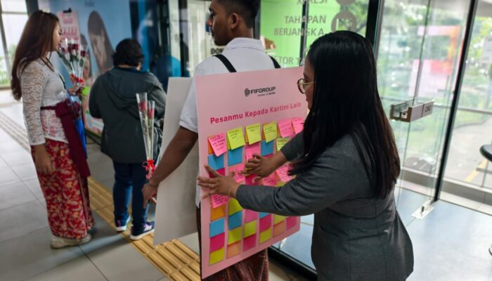 Bunga Mawar dan Foto Berkesan: Cara Manis FIFGROUP Apresiasi Perempuan di MRT Blok M