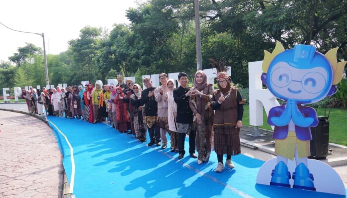 ITS Kartini Fashion Day 2026: Jajaran Pimpinan ITS Parade Busana Adat di Bundaran Kampus