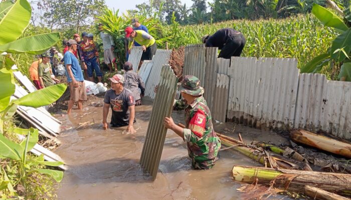 Antisipasi Genangan, Warga dan Babinsa Kompak Benahi Tanggul Sungai