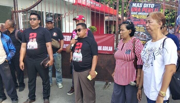 Gabungan LSM Tagih Janji Bupati Mas Dhito di Depan Kantor Pemkab Kediri