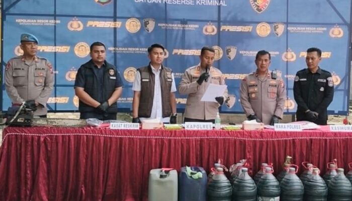 Satreskrim Polres Kediri Bongkar Penimbunan BBM Bersubsidi, Ratusan Liter Disita