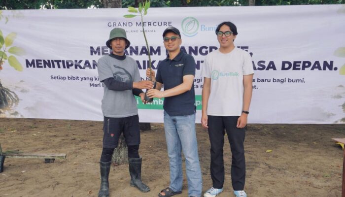 Peringati Hari Bumi, Grand Mercure Malang Tanam Mangrove di Pesisir Selatan