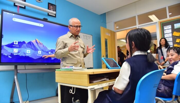 Wamendikdasmen Tinjau TKA Jenjang SD di Surabaya, Pemkot Pastikan Pelaksanaan Berjalan Optimal