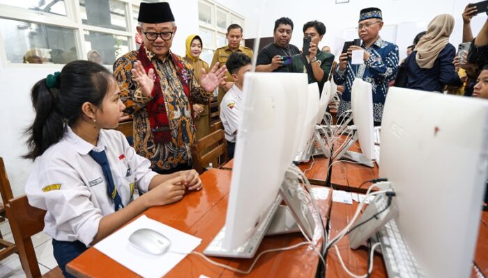 Mendikdasmen Pantau TKA Hari Kedua di Surabaya, Siswa Antusias: “Soalnya Relatif Mudah”
