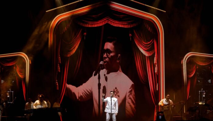 Konser 20 Tahun Sammy Simorangkir Sukses Digelar, Tennis Indoor Senayan Dipenuhi Nostalgia dan Haru