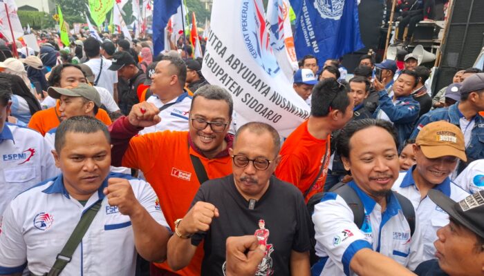 Ribuan Buruh Turun ke Jalan, Armuji Ikut Orasi dan Serukan Aksi Damai