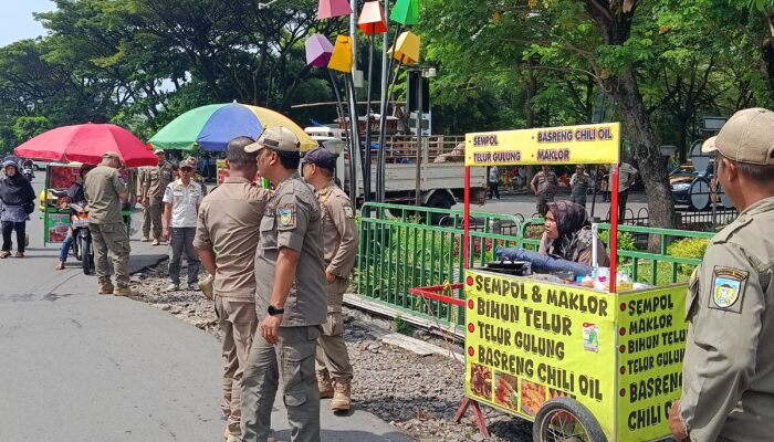 Satpol PP Kabupaten Kediri Tindak PKL Bandel di Kawasan SLG
