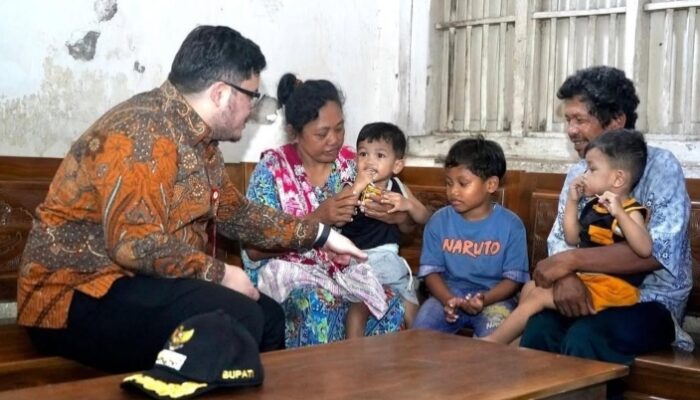 Hidupi Tiga Cucu, Penjual Bumbu di Kandat Dapat Bantuan dari Mas Dhito