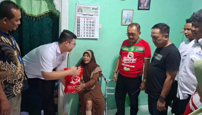 Susuri Kampung Padat Penduduk, Armuji, Anas Karno dan GAS Pemuda Bantu Warga Kurang Mampu