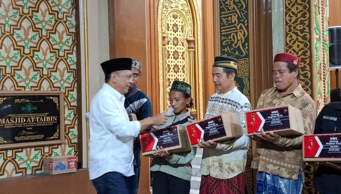 Malam Takbiran di Rungkut, Marbot Masjid Haru Terima Bingkisan dari Anas Karno