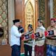 Malam Takbiran di Rungkut, Marbot Masjid Haru Terima Bingkisan dari Anas Karno