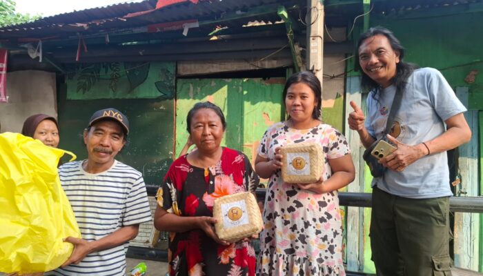Forwan Surabaya Tebar Kepedulian, Bagikan 500 Paket Daging Kurban untuk Loper dan Penyapu Jalan