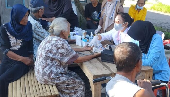 STIKES dan Klinik Amanah Care Gurah Gelar Pemeriksaan Kesehatan Gratis di Rumah Lansia Gus Durian Pare