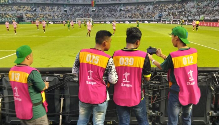 Persebaya Beri Akses Anak Disabilitas Motret Langsung dari Pinggir Lapangan