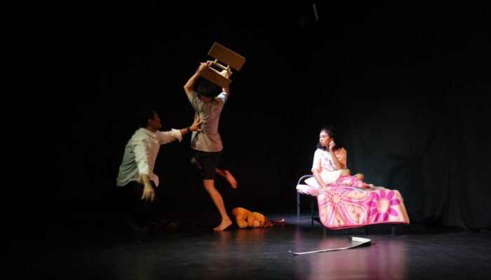Petra Theatre Angkat Isu Kekerasan Keluarga Lewat Pementasan “The Chain”