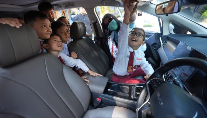 BYD Luncurkan Program Pendidikan “Small Steps for Tomorrow”, Salurkan 1.200 Tas dan Sepatu Sekolah