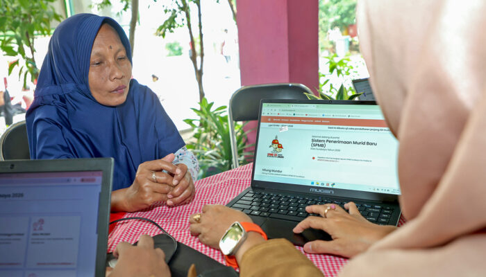 Posko SPMB Dispendik Surabaya, Ribuan Warga Konsultasi Teknis Dokumen