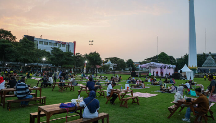 Langit Jingga Tugu Pahlawan: Hangatkan Cangkrukan Sore dan Nostalgia Kuliner di Senja Budaya Surabaya