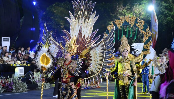 Sulap Kota Jadi Lautan Cahaya Surabaya Vaganza 2026 Spektakuler, Ribuan Penonton Serbu Rute Parade