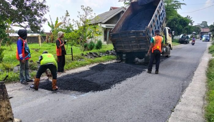 Dinas PUPR Kediri Bergerak Cepat, Jalan Berlubang di Asmorobangun Diperbaiki