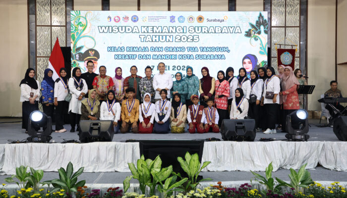 Perkuat Ketahanan Keluarga, Pemkot Surabaya Wisuda 824 Lulusan Sekolah “Kemangi” 2025 