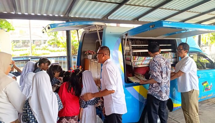 Kado HJKS ke-733, Pemkot Surabaya Tambah Empat Mobil Perpustakaan Listrik
