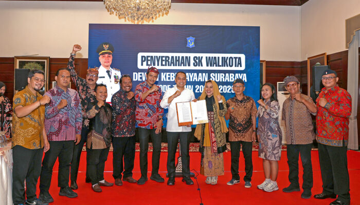 Hidupkan Karakter Kota, Wali Kota Eri Cahyadi Resmi Serahkan SK Dewan Kebudayaan Surabaya 2026-2029 Wujudkan Surabaya Sebagai Ruang Kebudayaan