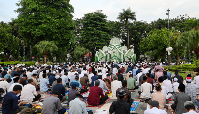 Salat Iduladha di Balai Kota Tetap Khidmat Meski Diguyur Gerimis