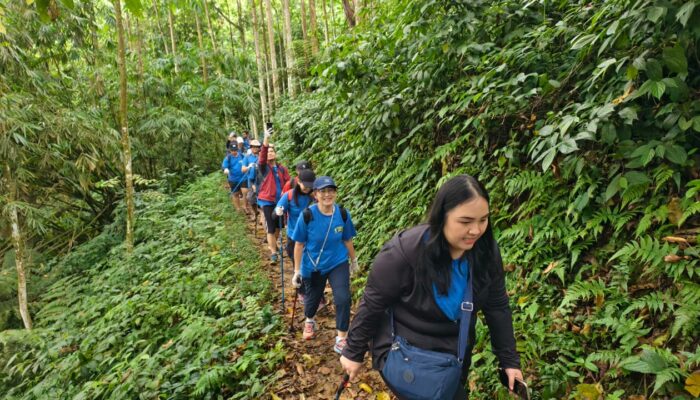 FIFGROUP Ajak Karyawan Trekking Sambil Bersihkan Lingkungan, Kumpulkan 240 Kilogram Sampah