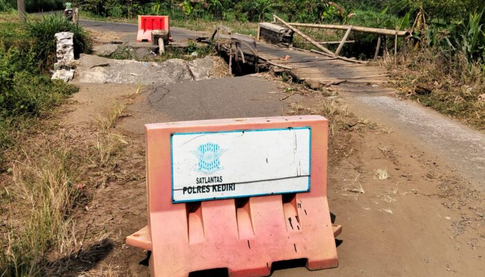 Hampir Setahun Ambrol, Jembatan Penghubung Mlancu-Medowo Belum Juga Diperbaiki